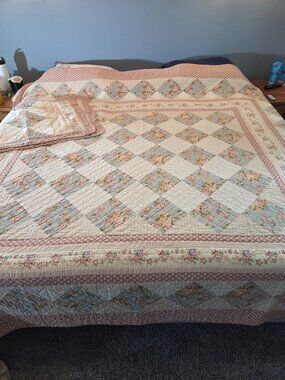 Vintage Cottagecore Floral Queen Quilt Scalloped Edge